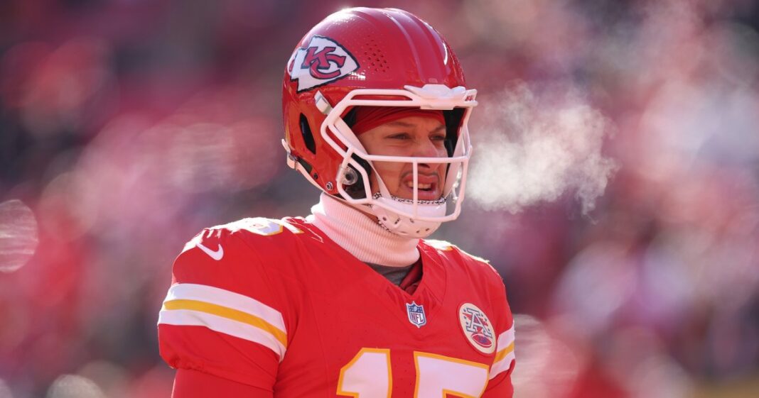 Patrick Mahomes Suffers Leg Injury as Chiefs Are Eliminated From Playoffs